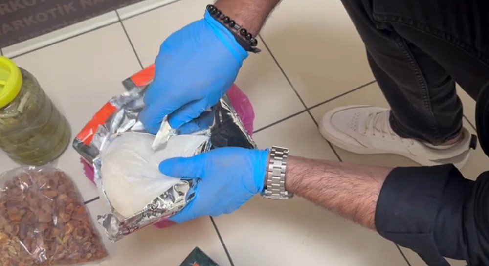 Çay paketlerinin içinde götürmek istedi, yakayı ele verdi