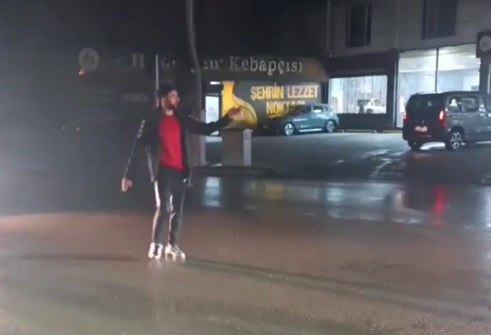 Elektrik kesintisinde hakem düdüğünü alıp trafiği yönetti