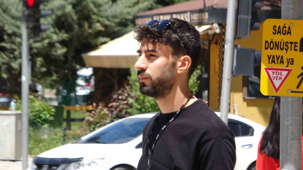 Elektrik kesintisinde hakem düdüğünü alıp trafiği yönetti