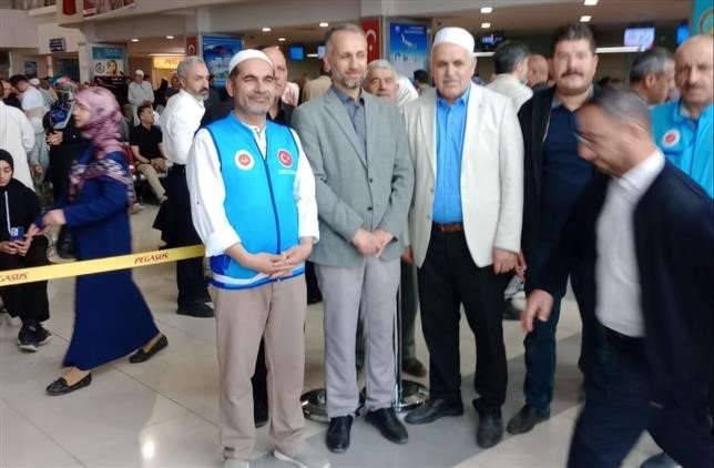 Hakkarili hacı adayları kutsal topraklara uğurlandı