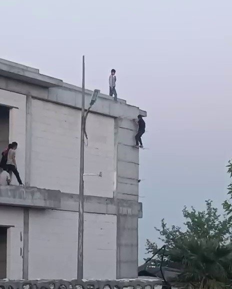 İnşaata tırmanarak canlarını hiçe saydılar