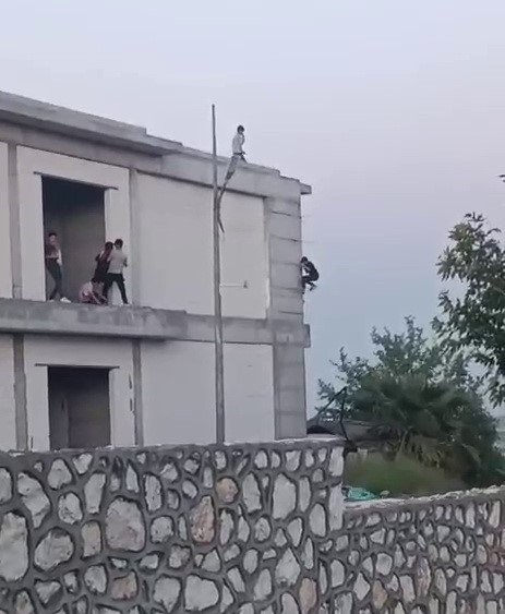 İnşaata tırmanarak canlarını hiçe saydılar