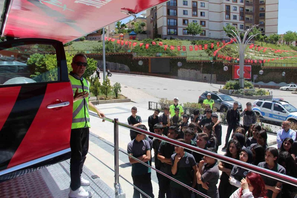 ’Mobil Trafik Eğitim Tırı’nda uygulamalı eğitim verildi