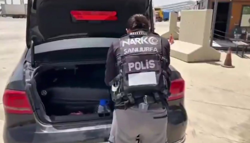 Urfa’da araca zulalanmış 5 kilo 250 gram metamfetamin ele geçirildi