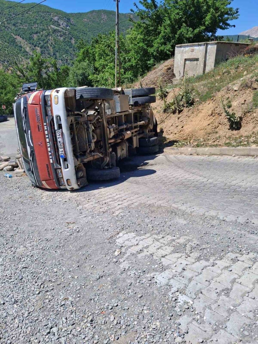 Çimento yüklü kamyon devrildi: 1 kişi yaralandı
