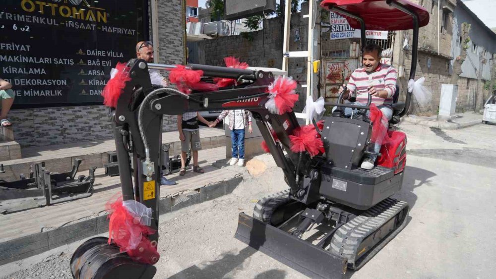 Suriyeli işçisine giderayak jest yaptı