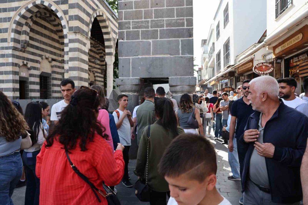 540 yıllık ‘Dört Ayaklı Minare’nin etrafından 7 kez geçerek dilekte bulunuyorlar