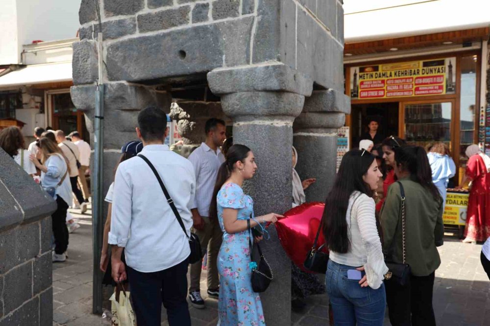 540 yıllık ‘Dört Ayaklı Minare’nin etrafından 7 kez geçerek dilekte bulunuyorlar