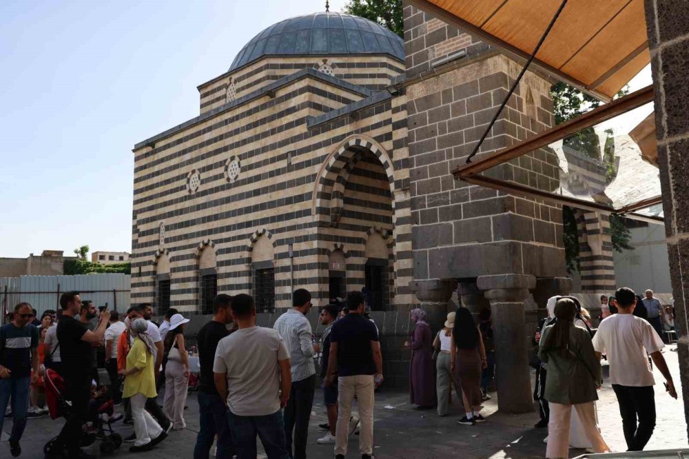 540 yıllık ‘Dört Ayaklı Minare’nin etrafından 7 kez geçerek dilekte bulunuyorlar