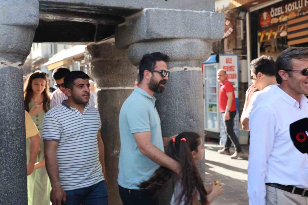 540 yıllık ‘Dört Ayaklı Minare’nin etrafından 7 kez geçerek dilekte bulunuyorlar