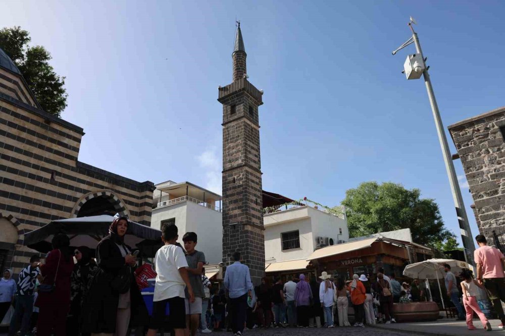 540 yıllık ‘Dört Ayaklı Minare’nin etrafından 7 kez geçerek dilekte bulunuyorlar