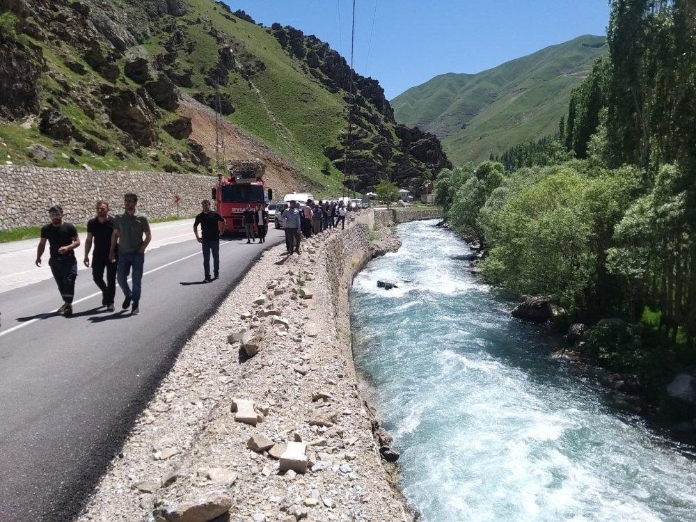 Bahçesaray'da kontrolden çıkan kamyonet dereye uçtu