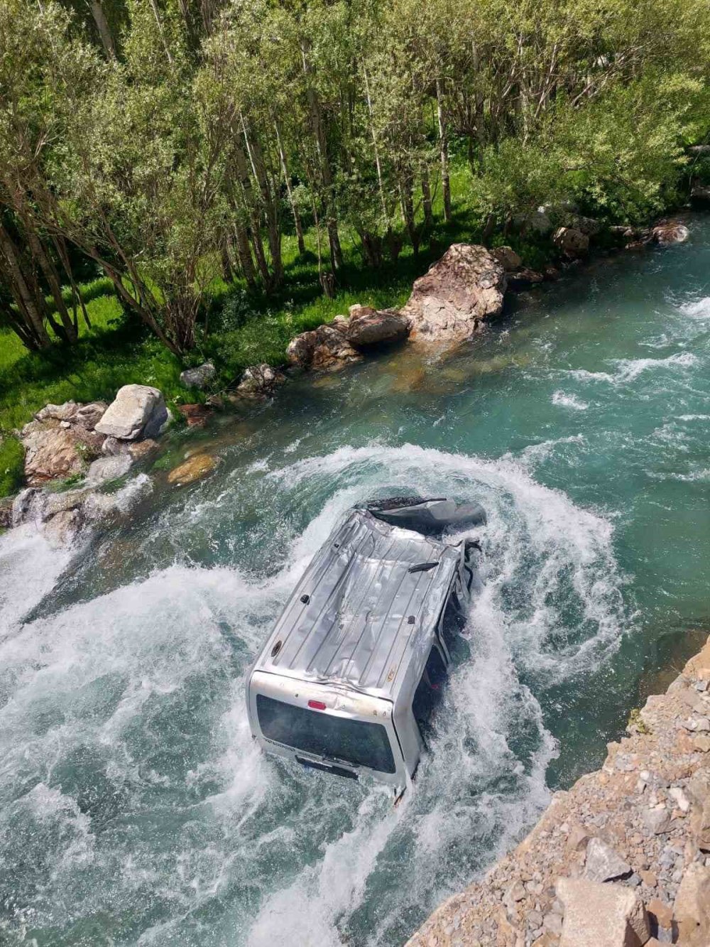Bahçesaray'da kontrolden çıkan kamyonet dereye uçtu