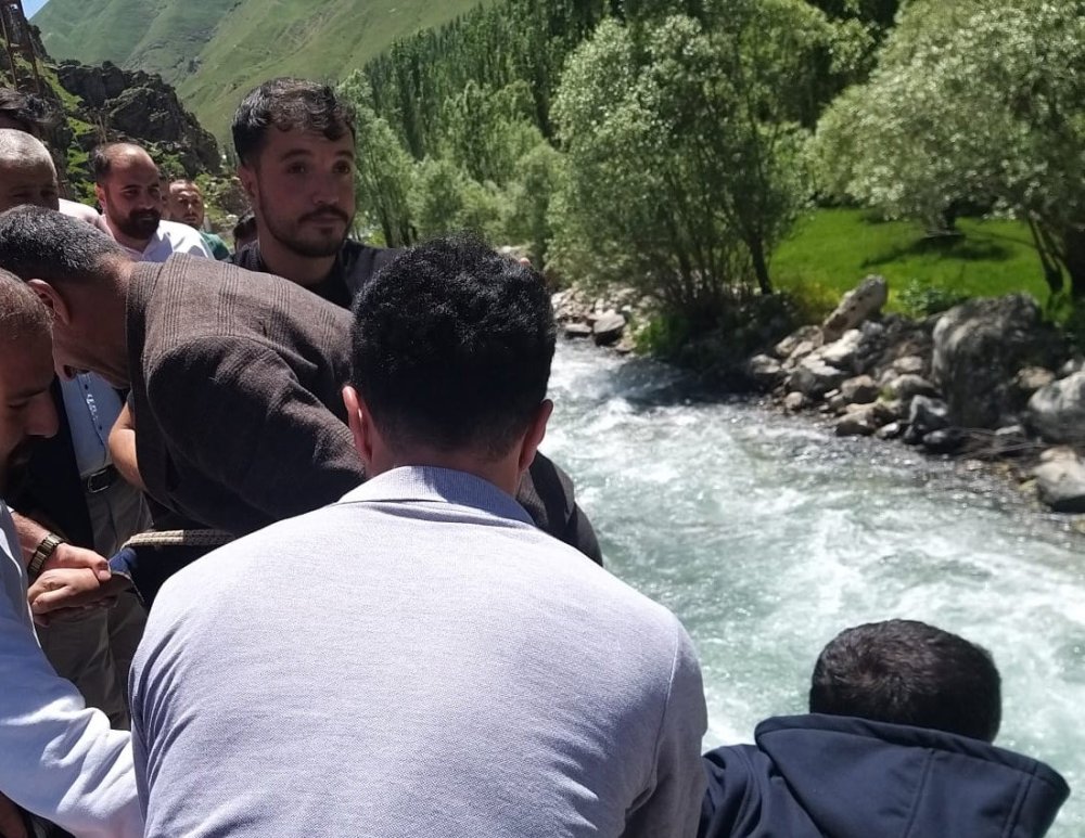 Bahçesaray'da kontrolden çıkan kamyonet dereye uçtu