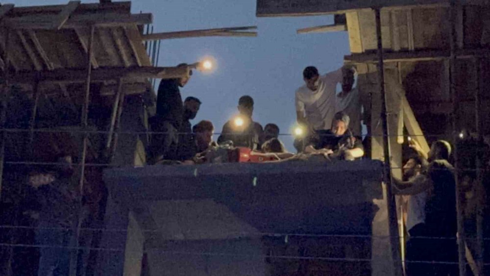 Elindeki demir yüksek gerilim hattına temas edince akıma kapılarak yaşamını yitirdi