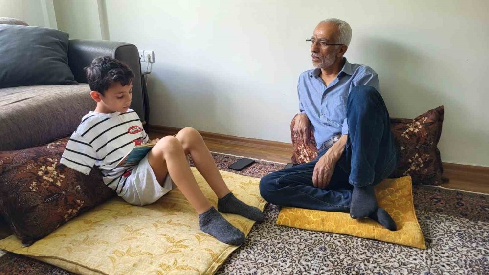 Ertuğrul, sol koluyla rakete, spor ile hayata sarıldı