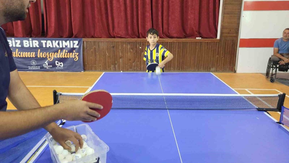 Ertuğrul, sol koluyla rakete, spor ile hayata sarıldı