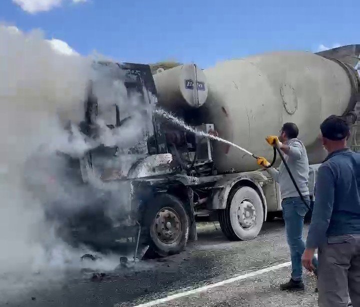 Erzurum’da beton mikseri alev topuna döndü