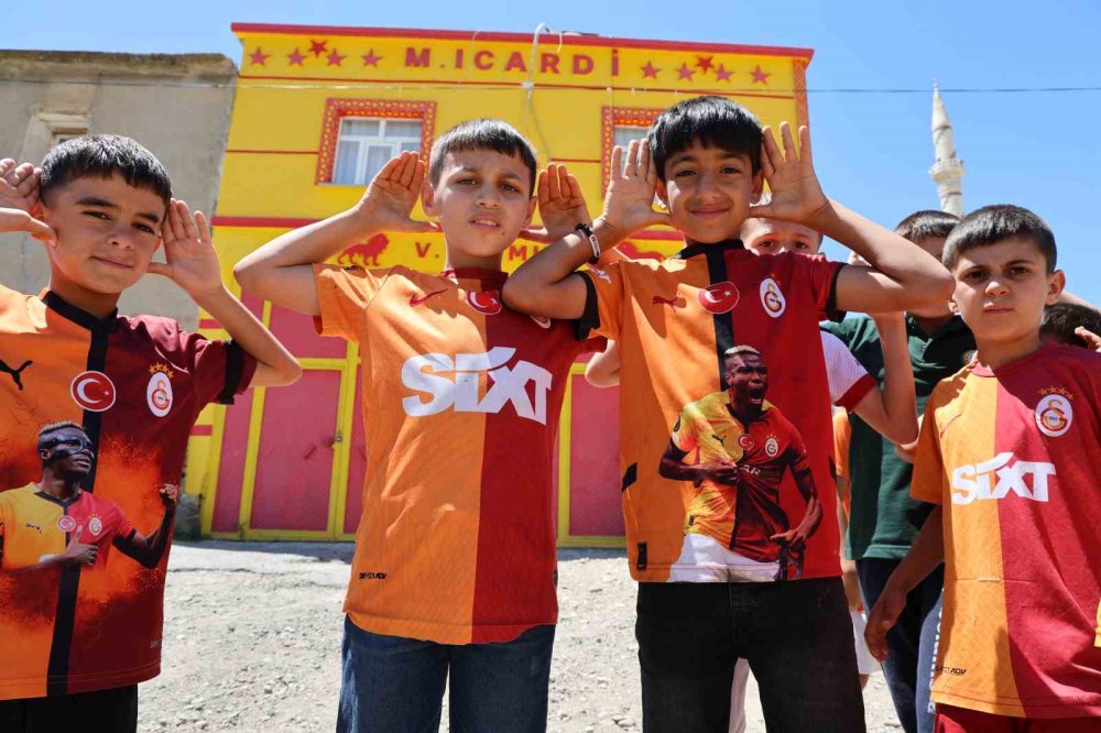 Evinin dış cephesini sarı-kırmızıya boyatıp, Osimhen ve 5. yıldızı ekledi
