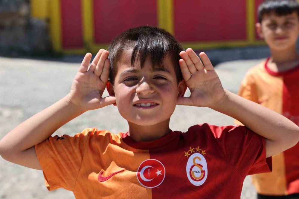 Evinin dış cephesini sarı-kırmızıya boyatıp, Osimhen ve 5. yıldızı ekledi