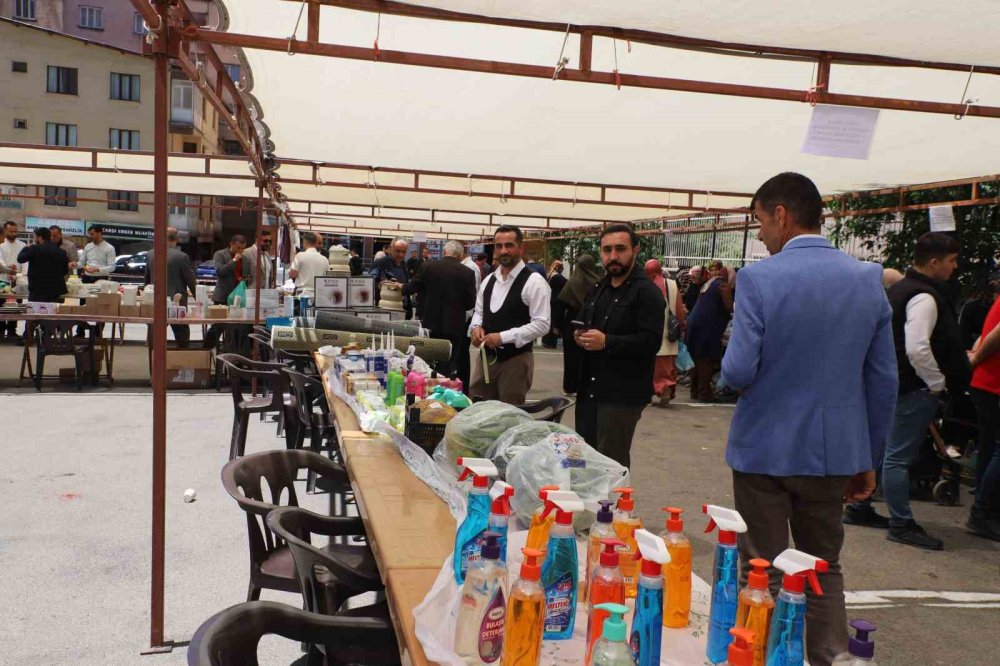 Hakkari’de H. Sait Camisi inşaatı yararına hayır çarşısı kuruldu