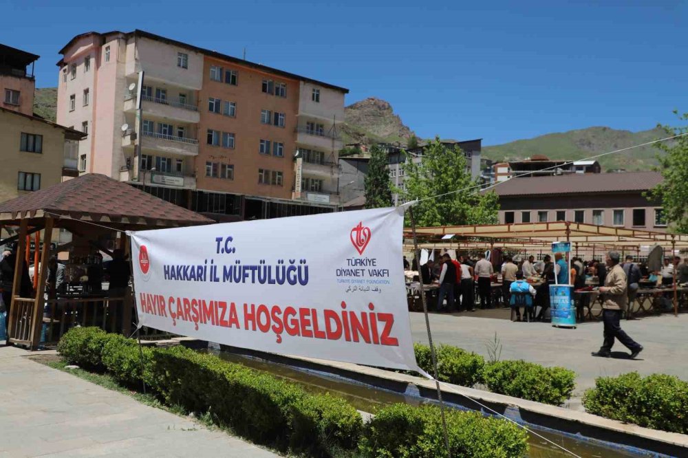 Hakkari’de H. Sait Camisi inşaatı yararına hayır çarşısı kuruldu