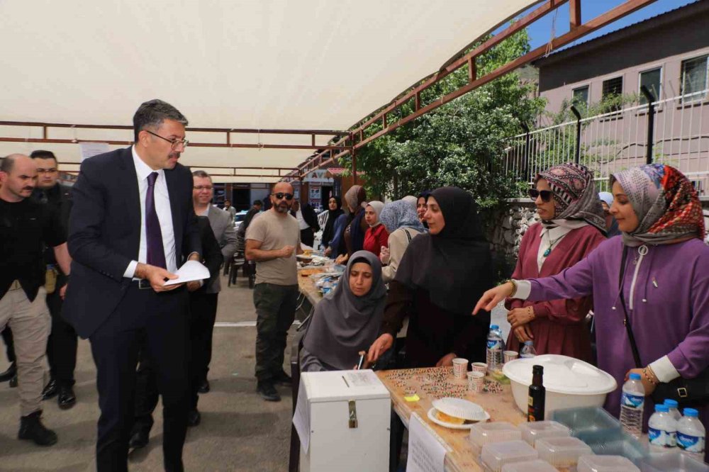 Hakkari’de H. Sait Camisi inşaatı yararına hayır çarşısı kuruldu