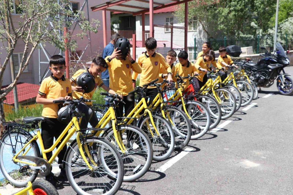 Hakkâri’de trafikte bilinçli nesillerin yetişmesi için eğitimler devam ediyor