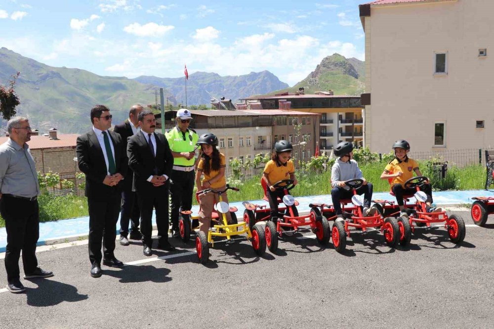 Hakkâri’de trafikte bilinçli nesillerin yetişmesi için eğitimler devam ediyor