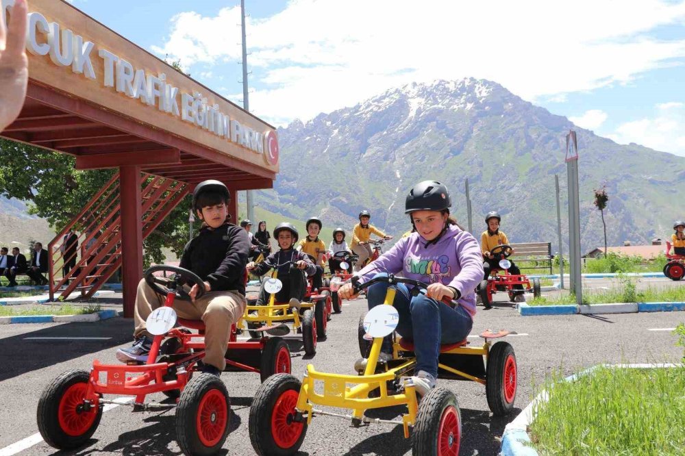 Hakkâri’de trafikte bilinçli nesillerin yetişmesi için eğitimler devam ediyor