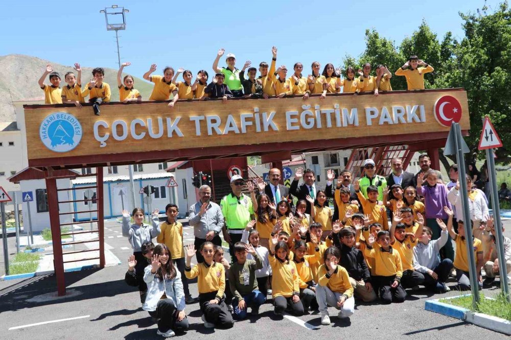 Hakkâri’de trafikte bilinçli nesillerin yetişmesi için eğitimler devam ediyor