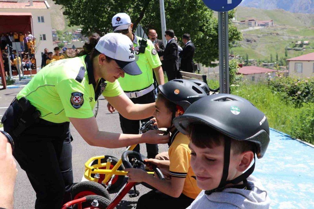 Hakkâri’de trafikte bilinçli nesillerin yetişmesi için eğitimler devam ediyor
