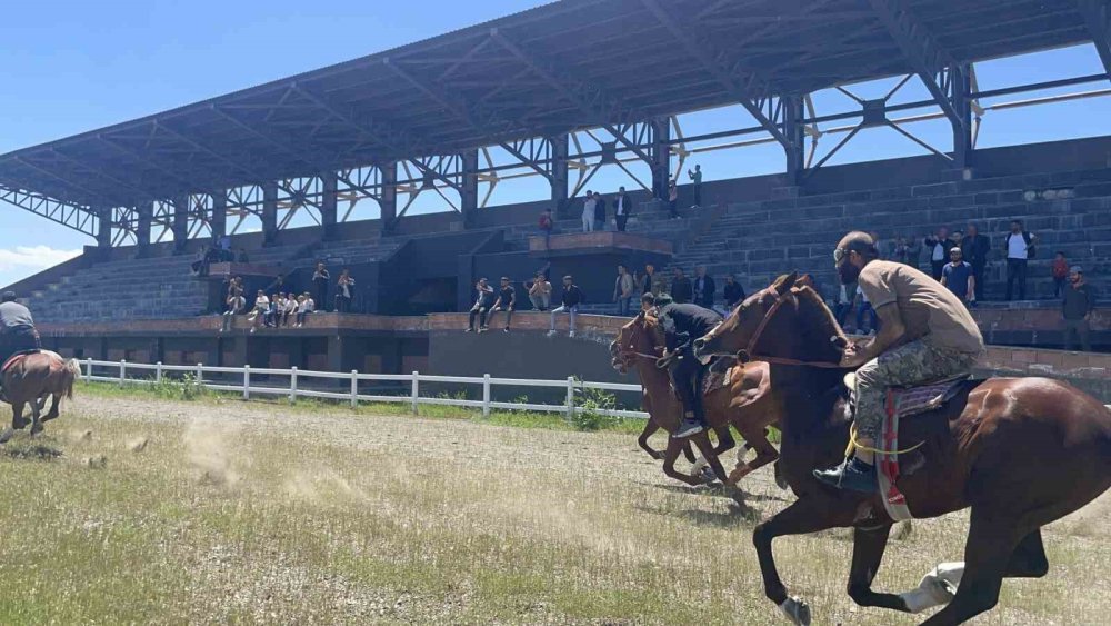 Malazgirt’te geleneksel at yarışması yapıldı