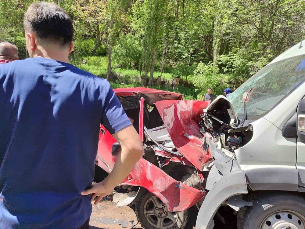 Minibüsle çarpışan Fiat Tofaş araç hurdaya döndü: 1 ölü, 1 ağır yaralı