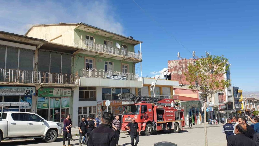 Mühürlü otelin çatısında yangın paniği