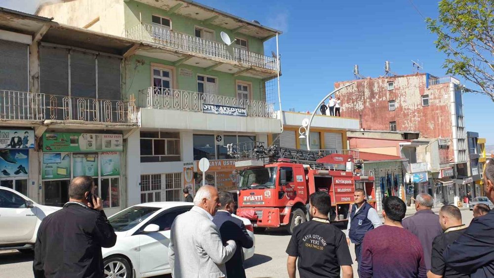 Mühürlü otelin çatısında yangın paniği