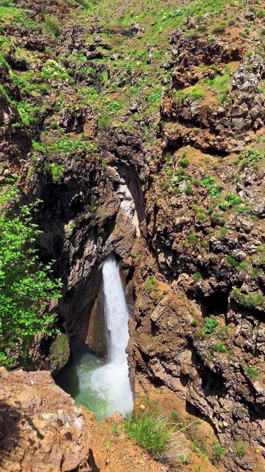 Solhan'da kayanın içinden süzülen şelale görenleri hayran bırakıyor