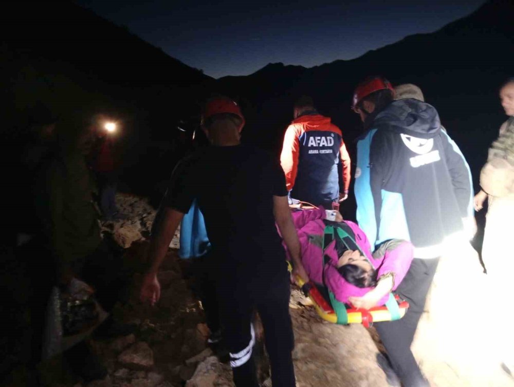 Tunceli’de kayalıklardan düşen kadını ekipler kurtardı