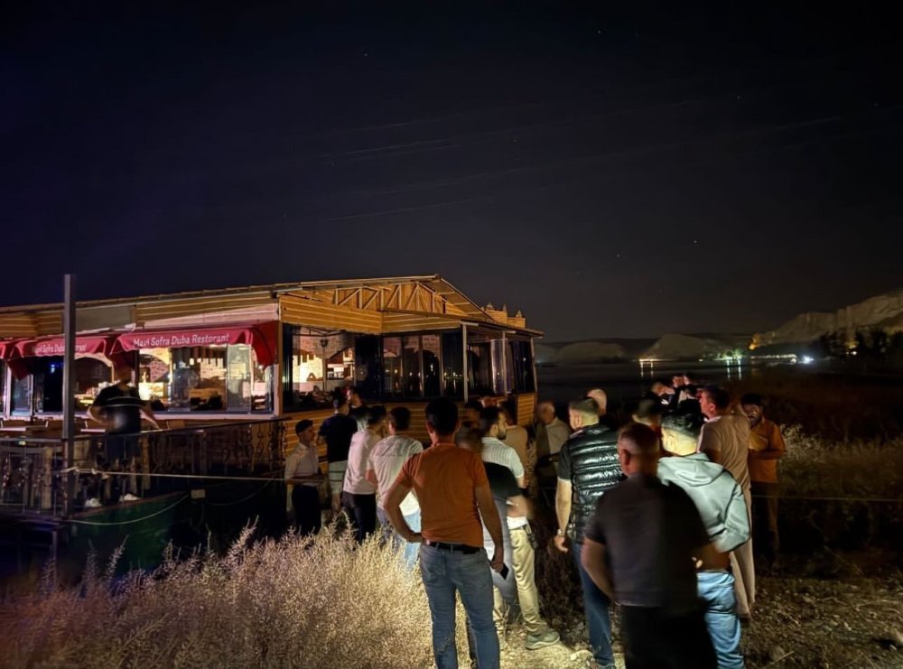 Urfa’da halatları kopan duba restoran müşterilerle birlikte Fırat Nehri’nde sürüklendi