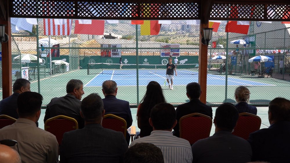 Bakan Bak: Çatışmanın olduğu dağlarda şimdi raket sesleri var