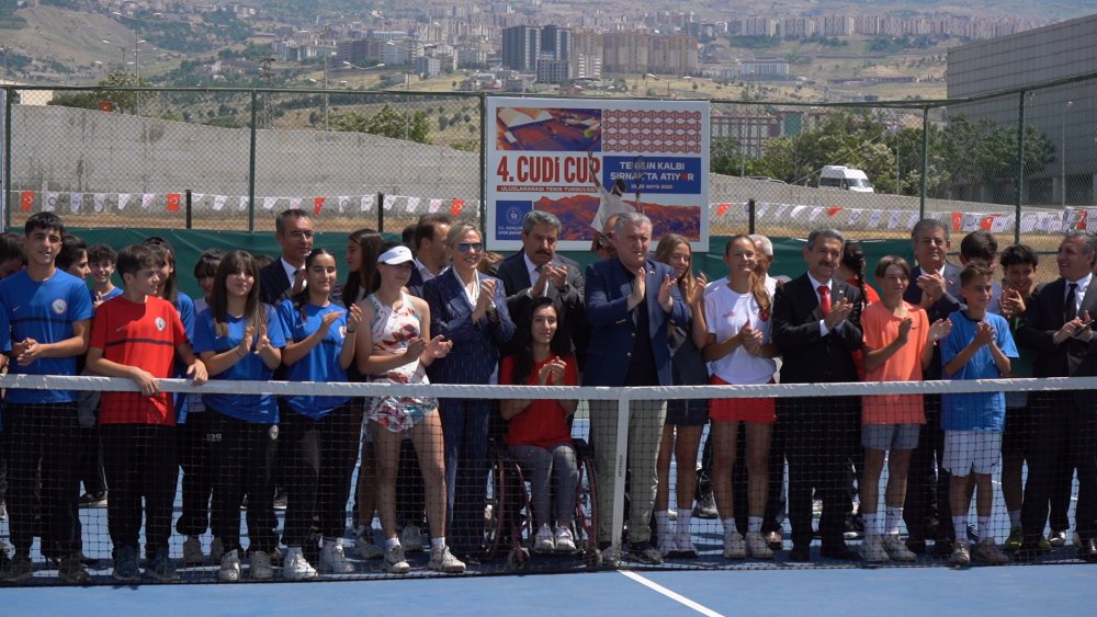 Bakan Bak: Çatışmanın olduğu dağlarda şimdi raket sesleri var
