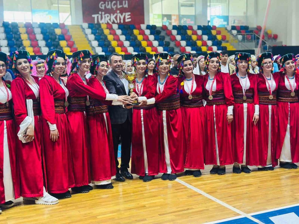 Hakkari Afife Kız Yurdu Halkoyunları Ekibi Türkiye şampiyonu oldu