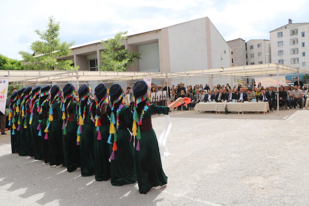 Hakkari'de "1'inci Yöresel Ot Festivali" gerçekleştirildi