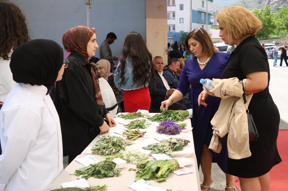 Hakkari'de "1'inci Yöresel Ot Festivali" gerçekleştirildi