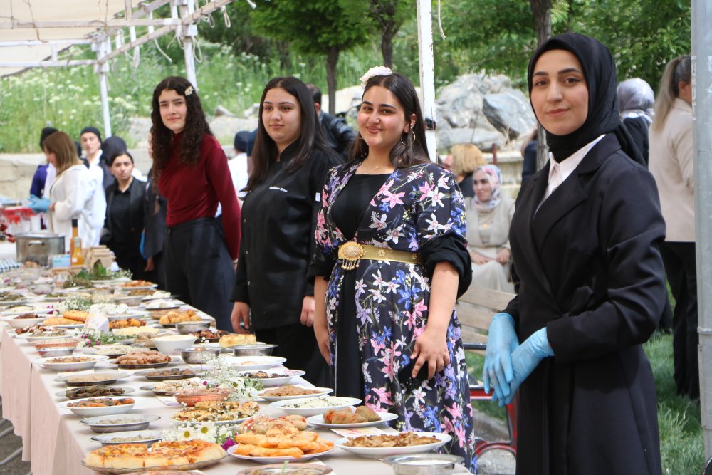 Hakkari'de "1'inci Yöresel Ot Festivali" gerçekleştirildi