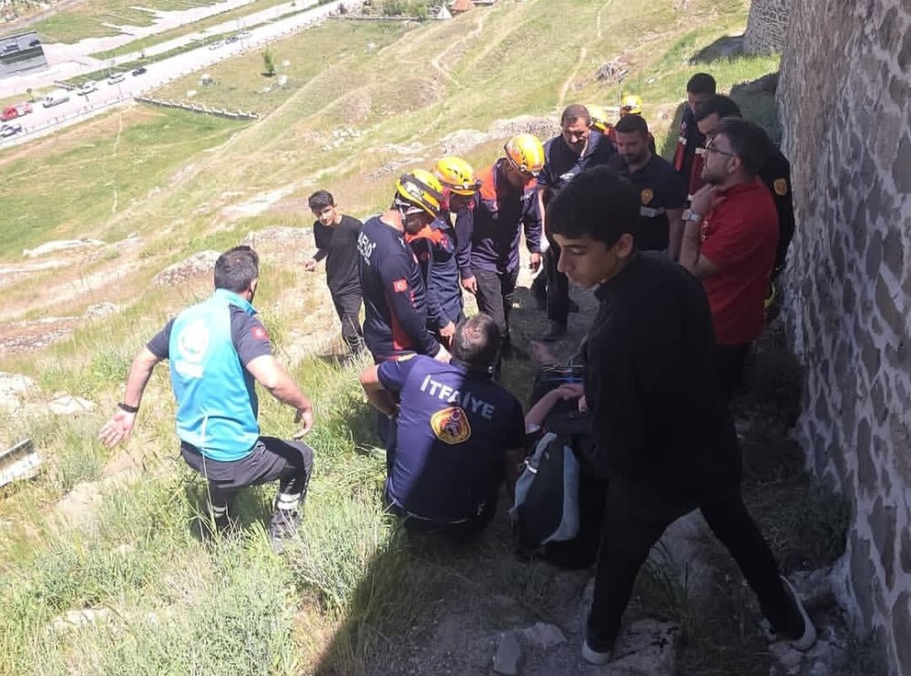 Van Kalesi’nde kayalıklarda mahsur kalan kişi kurtarıldı