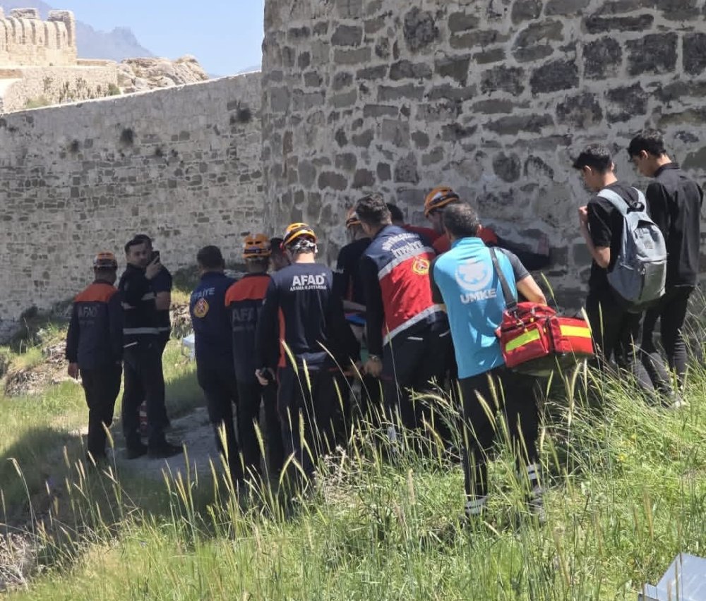 Van Kalesi’nde kayalıklarda mahsur kalan kişi kurtarıldı