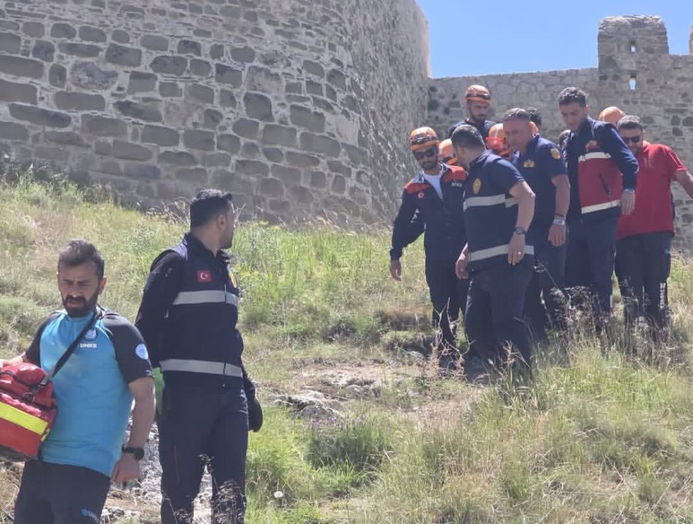Van Kalesi’nde kayalıklarda mahsur kalan kişi kurtarıldı
