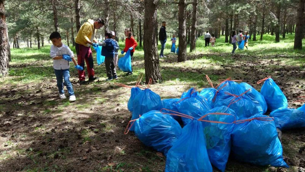 Büyüklerin kirlettiği çevreyi minikler temizledi