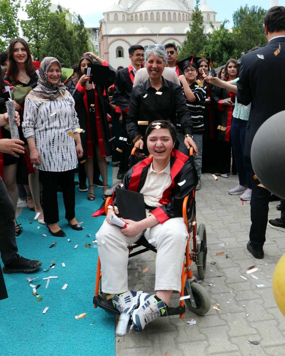 Engelleri azmiyle aşan DMD hastası Halil İbrahim mezun oldu